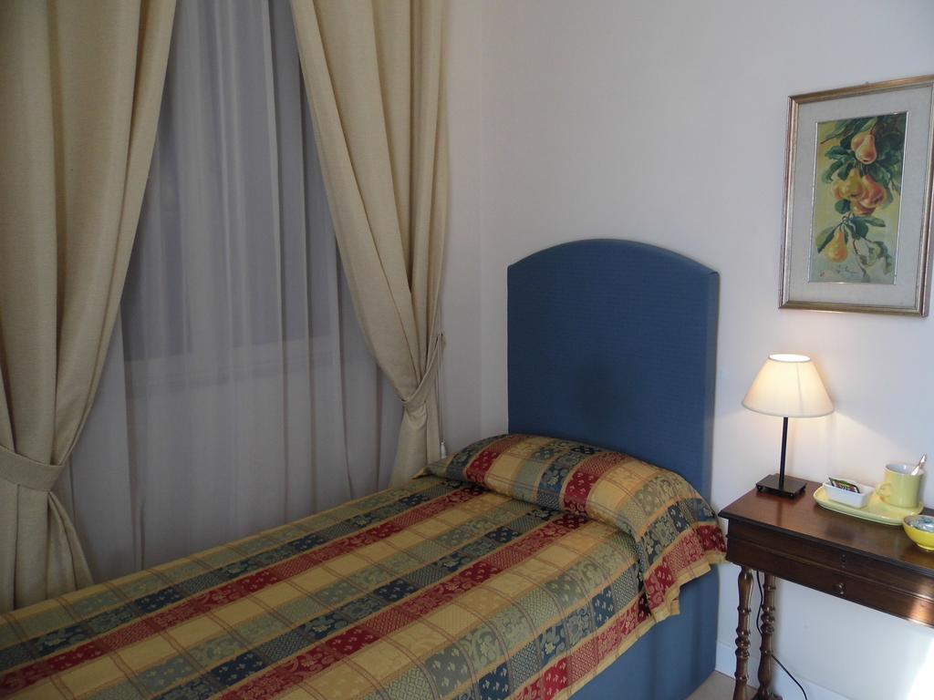 La Residenza Dei Nobili Bed & Breakfast Catanzaro Oda fotoğraf